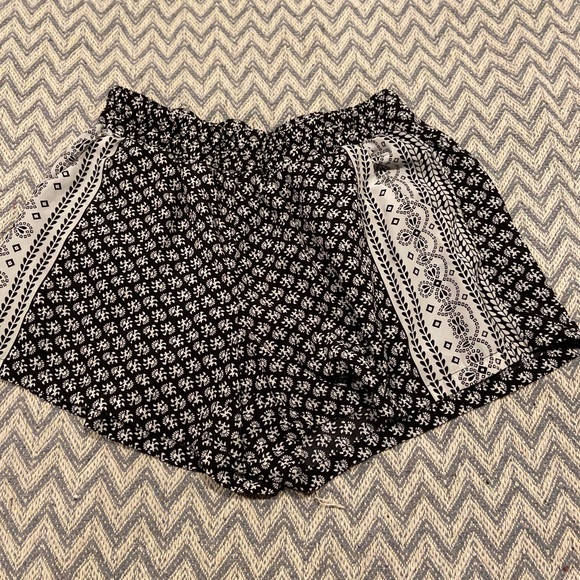 BeBop Pants - BeBop XS Black & White High-Waisted Patterned Shorts with Pockets